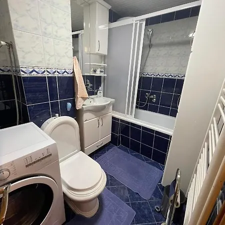 6 & Free Parking Apartment
