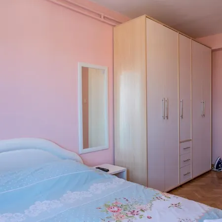 Apartment 6 & Free Parking *