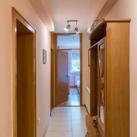 6 & Free Parking Apartment